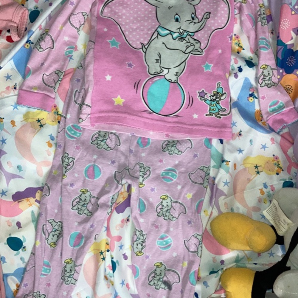 1 dumbo pjs size 18 month, 1 Santa Footie pjs 18 m